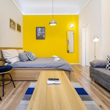 Stylish Yellow Suite In The Heart Of Budapest Exterior photo