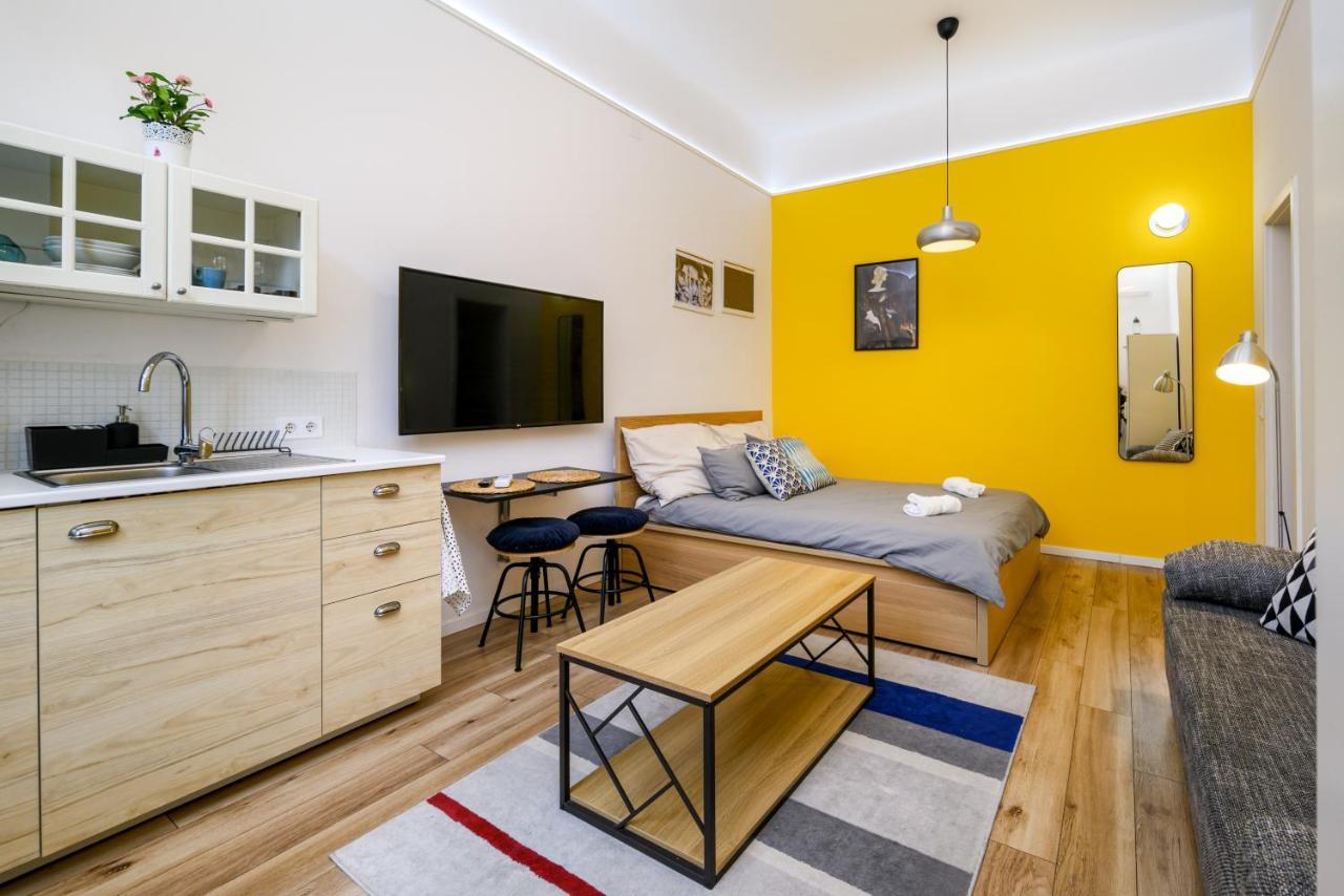 Stylish Yellow Suite In The Heart Of Budapest Exterior photo
